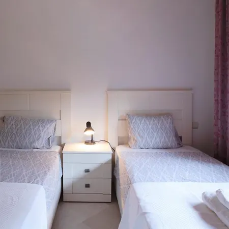 R15 Side 3 Bedroom Flat *