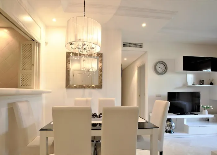 R15 Side 3 Bedroom Flat Apartament Marbella